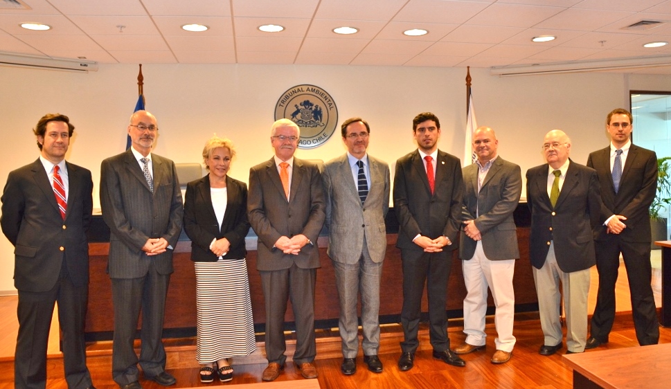 Tribunal Ambiental y Universidad Mayor firman convenio de trabajo conjunto.