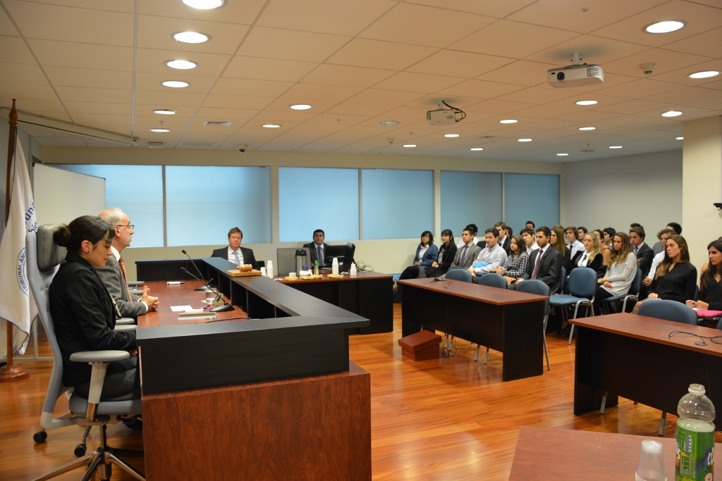 Presidente Rafael Asenjo y ministra Ximena Insunza dieron clase magistral a estudiantes de Derecho de la Universidad Católica