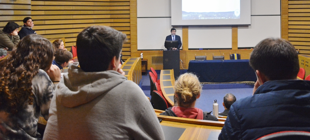 Ministro Felipe Sabando dictó la charla “El rol del ingeniero de procesos en los Tribunales Ambientales” a estudiantes de la Universidad de Los Andes