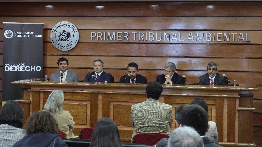 Ministro Felipe Sabando participó en seminario organizado por el Primer Tribunal Ambiental