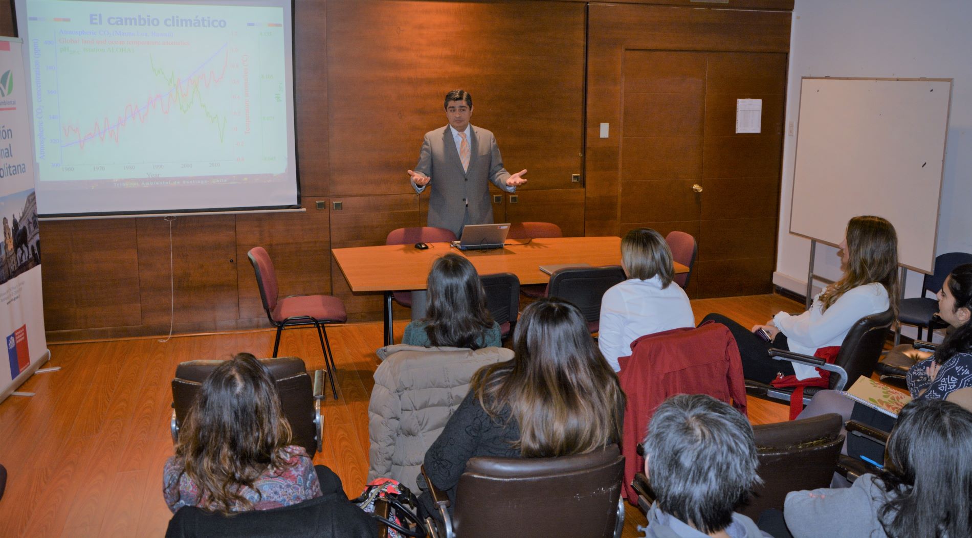 Ministro Felipe Sabando expuso sobre cambio climático a profesionales de la Dirección Metropolitana del Servicio de Evaluación Ambiental