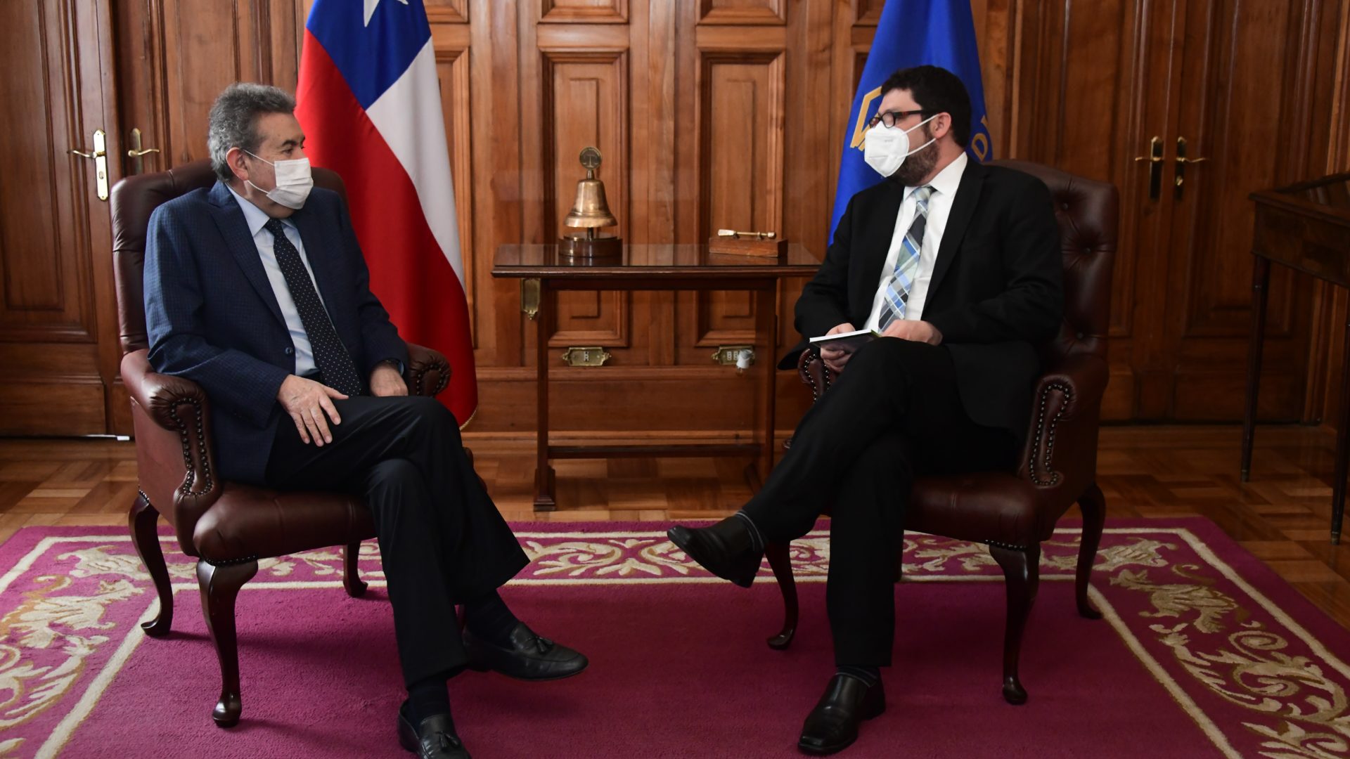 Ministro presidente Cristián Delpiano realizó entrega oficial del primer libro del Segundo Tribunal Ambiental al Presidente de la Corte Suprema