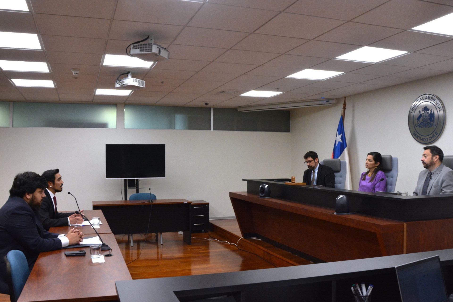 Tribunal realizó audiencia en reclamación que busca anular multa de 100 UTA por infracción a norma de ruidos contra centro comercial ubicado en Ñuñoa